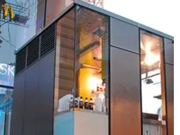 Moderner Pavillon aus Glas und Metall