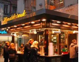 Belebter Imbiss-Treffpunkt in der Wiener Innenstadt