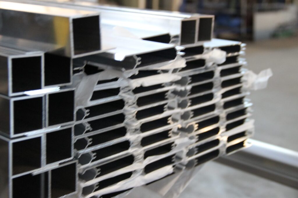 Aluminium-Hohlprofile gebündelt